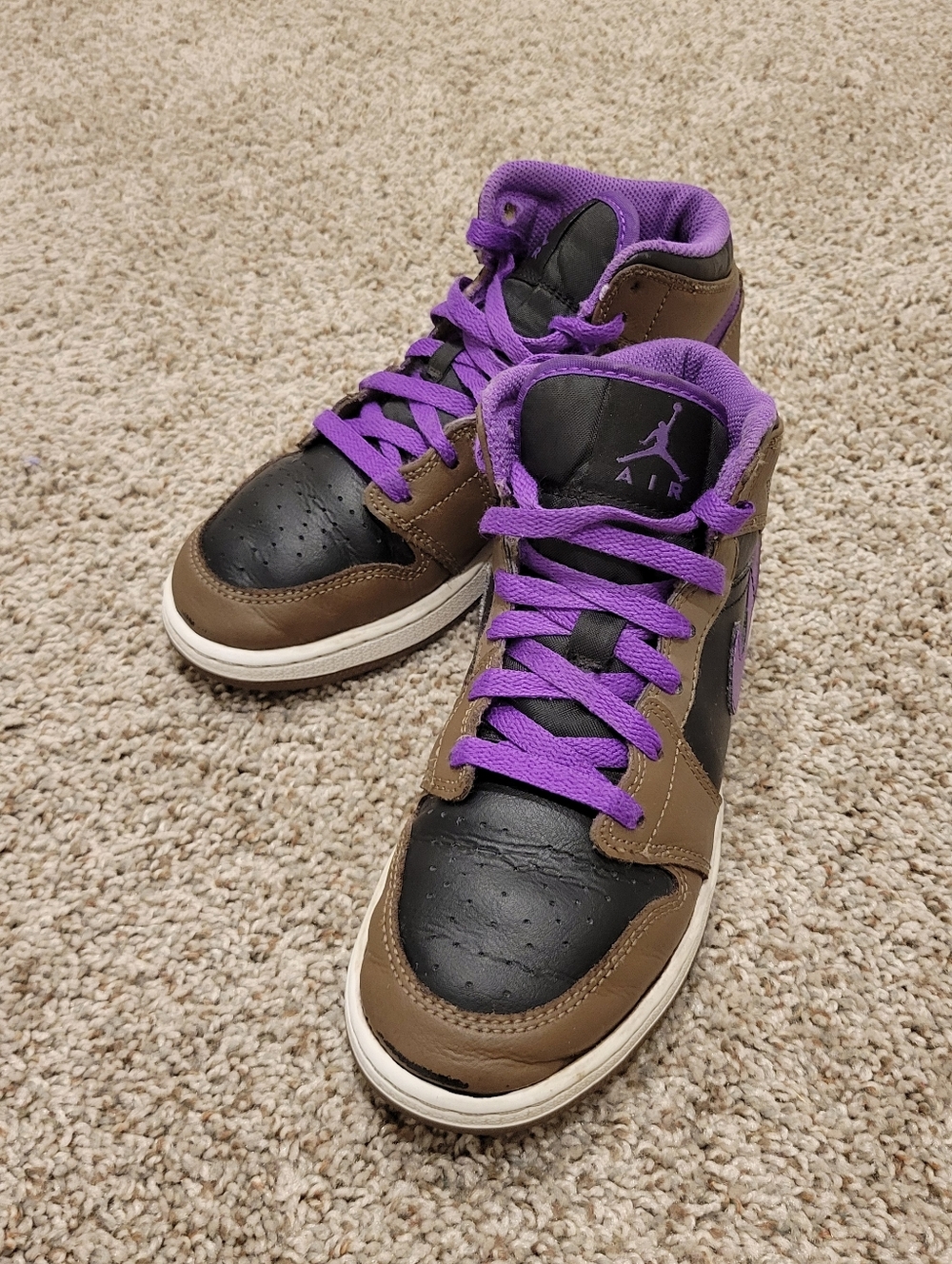 Jordan 1 Mid Palomino Wild Berry Purple Mocha GS Size 4Y (Big KIDS)